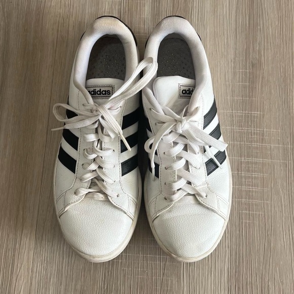 White and black Adidas Grand Court sneakers with Cloudfoam cushioning - Picture 4 of 7